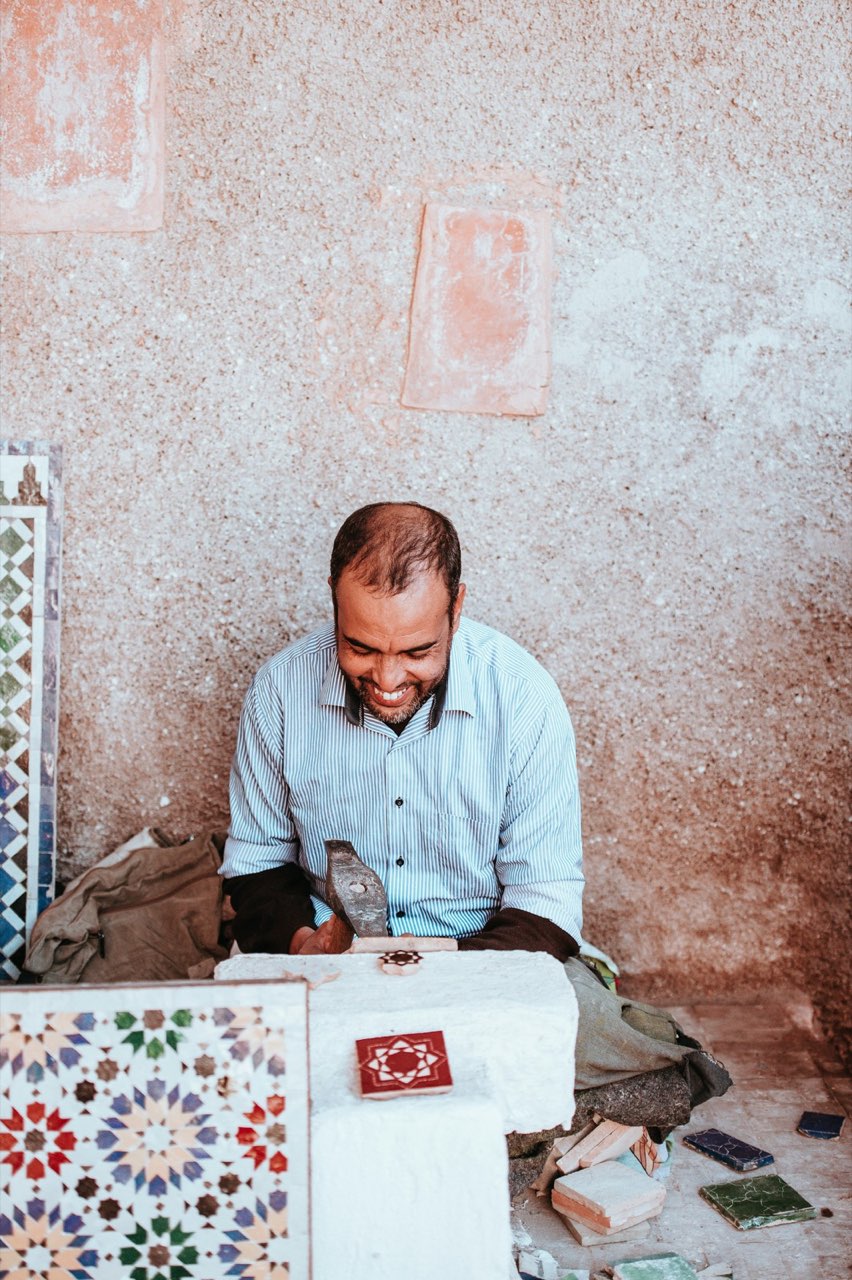 Artisan travaillant le zellige