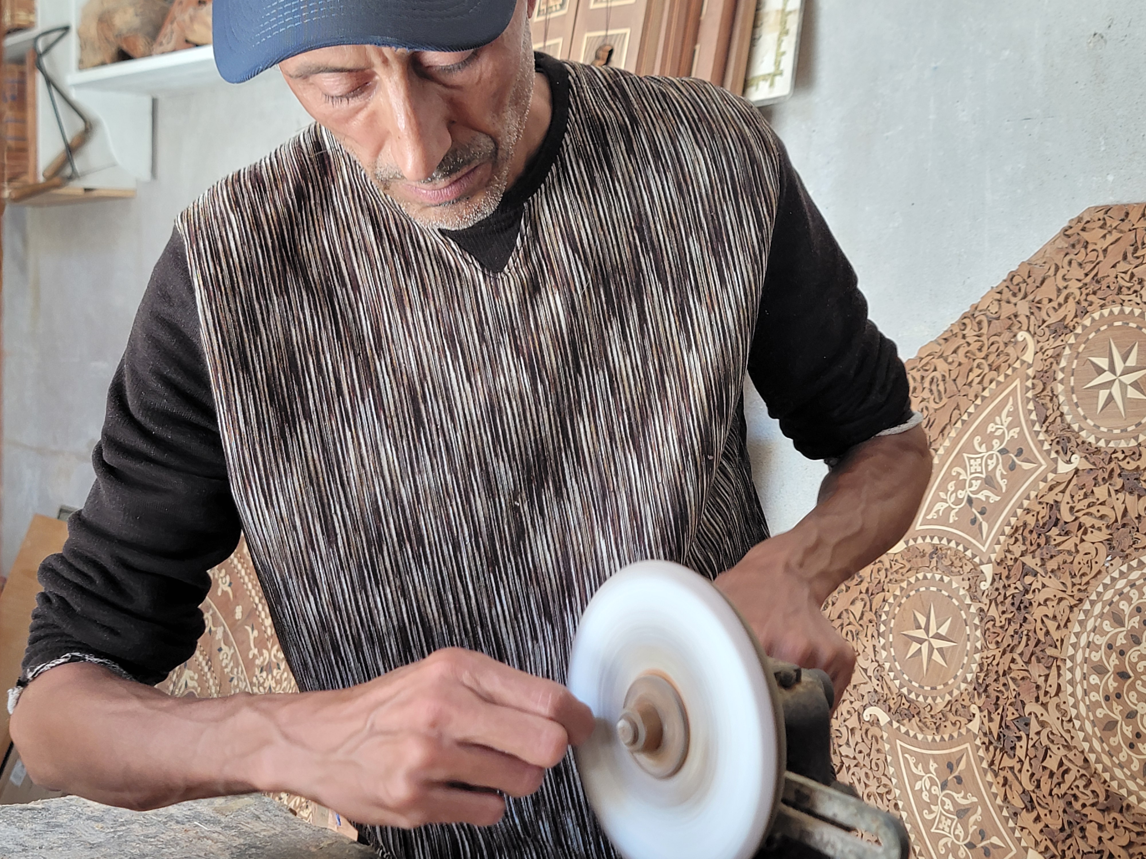 Artisan marqueteur du bois de thuya dans son atelier