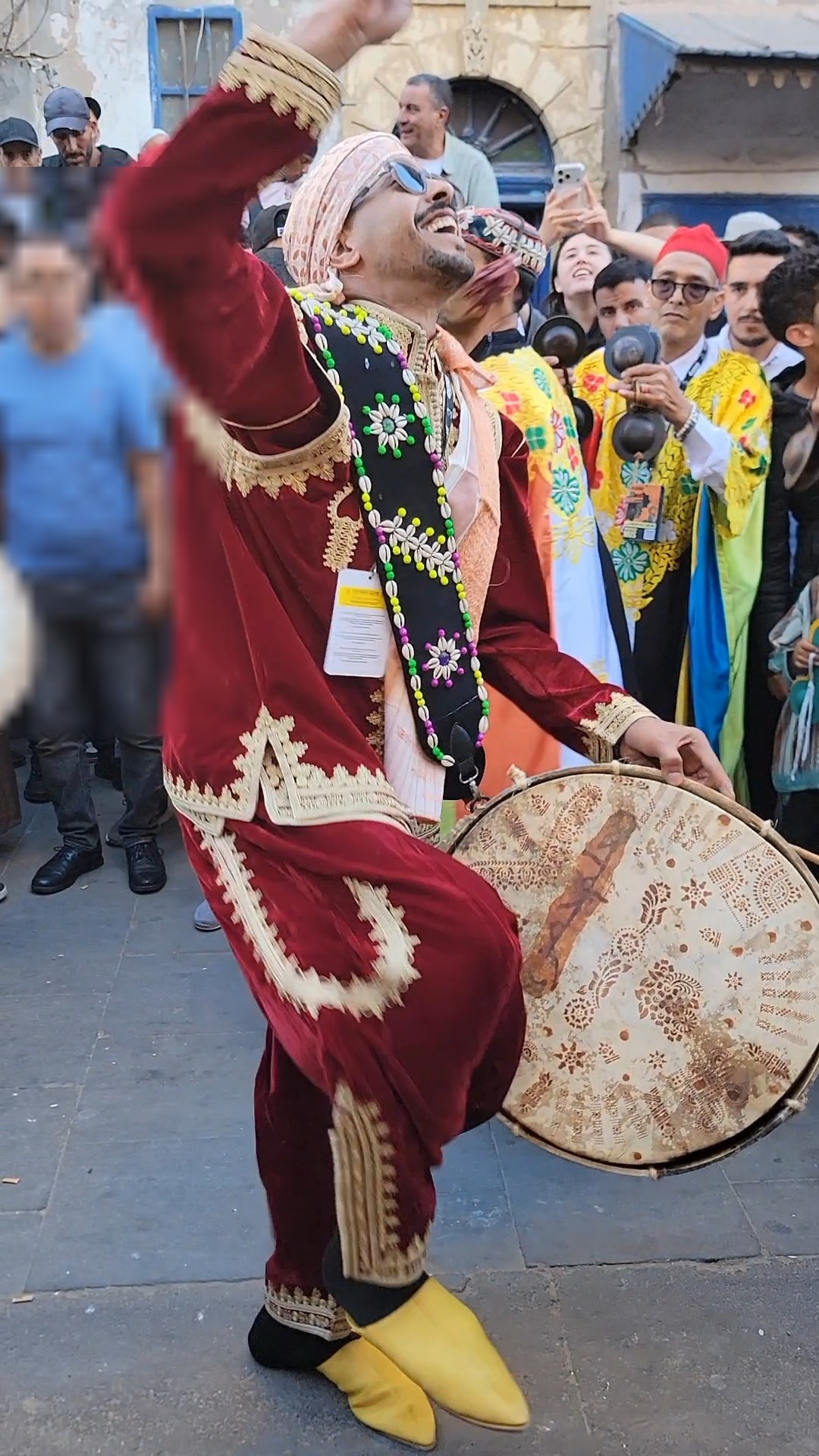 Un musicien gnaoua en pleine performance